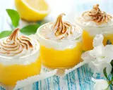 Słodkie desery z cytrynowym kremem i pianką bezową, idealne na letnie popołudnie. Przepis na lemon curd.