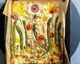 Focaccia w kształcie ogrodu z szparagami, pomidorkami i cebulą. Idealny dip do focacci.