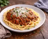 Pyszne spaghetti bolognese, idealne na szybki obiad. Ten prosty spaghetti przepis z pewnością zachwyci każdego.