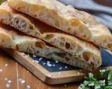Puszysta focaccia z chrupiącą skórką, posypana solą. Idealny przepis na domową focaccię.