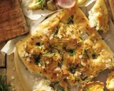 Chrupiąca focaccia z rozmarynem i solą morską, idealna do podania z pieczonymi ziemniakami i wędliną.