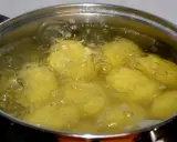 Gotowane ziemniaki na parze bulgoczą w garnku, gotowe do podania.