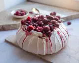 Pavlova z owocami leśnymi, idealna po tym, jak nauczysz się, jak suszyć bezę w piekarniku.