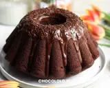 Pyszna babka z mascarpone, oblana czekoladą i posypana czekoladową posypką. Idealna na każdą okazję.