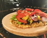 Pizza na kamieniu w piekarniku, z warzywami. Po pieczeniu, jak czyścić kamień do pizzy, by był gotowy na kolejne wypieki.