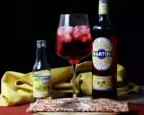 Orzeźwiający martini z tonikiem, przygotowany z Aperitivo Vibrante i toniku. Idealny na letnie popołudnie.