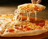 Gorąca pizza z ciągnącym się serem. Czy ciasto na pizzę można zrobić dzień wcześniej? Tak, i będzie równie pyszne!