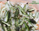 Pizza ze szparagami zielonymi, serem i pieprzem. Pyszne, wiosenne danie.