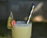Orzeźwiający drink pina colada z ananasem i truskawką. Idealny przepis na lato!