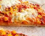Pyszna pizza z kukurydzą i ciągnącym serem, idealna do pieca z termoobiegiem.