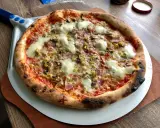 Idealna pizza na kamieniu, z chrupiącym ciastem i pysznymi dodatkami. Tak piecze się pizzę na kamieniu!