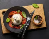 Ser burrata jak jeść? Pyszna sałatka z pomidorami, bazylią i kremowym serem. Idealna na lekki posiłek.