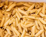 Ugotowany makaron penne w lodówce. Zastanawiasz się, ile ugotowany makaron może stać w lodówce? Zazwyczaj 3-4 dni.