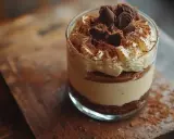 Pyszne tiramisu w pucharku, warstwy biszkoptów, kremu i kakao. Idealny przepis na deser.