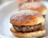 Mini burgery na talerzu, z sezamem na wierzchu. Idealne bułki do burgerów na przyjęcie.