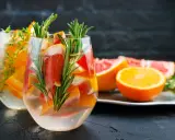 Orzeźwiający drink z grejpfrutem, pomarańczą i rozmarynem. Idealny na upalne dni.