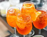 Cztery orzeźwiające Aperole z lodem i plasterkiem pomarańczy. Idealne pytanie: jakie prosecco do aperolu?
