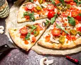 Pyszna pizza na cienkim cieście z pomidorkami, jalapeno i rukolą. Idealna na spotkanie z przyjaciółmi.