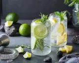 Orzeźwiające drinki z ginem, ozdobione plasterkami limonki, cytryny i gałązkami rozmarynu. Idealne na letnie wieczory.