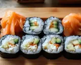 Pyszne sushi z łososiem, ogórkiem i awokado. Idealne dodatki do sushi to marynowany imbir i wodorosty wakame.