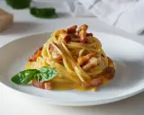 Pyszna carbonara z chrupiącym boczkiem i kremowym sosem, gdzie kluczową rolę gra ser.