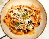 Penne z sosem pomidorowym, oliwkami i parmezanem. Idealny przepis na makaron dla całej rodziny.
