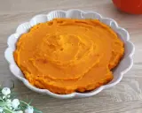 Aksamitne puree z dyni, idealne na jesienne dni. Delikatna konsystencja i piękny pomarańczowy kolor.