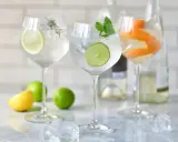 Orzeźwiający drink ze spritem, ozdobiony plasterkiem cytryny, limonki i skórką pomarańczy. Idealny na letnie popołudnie.