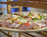 Kolejnosc skladnikow na pizze: szynka, cebula, papryka.