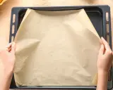 Ręce układają papier do pieczenia na blasze. To świetny sposób, by nic nie przywarło!