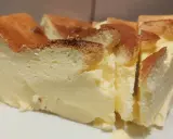 Puszysty sernik bez budyniu, z lekko przypieczoną skórką. Idealny, gdy szukasz alternatywy czym zastąpić budyń do sernika.