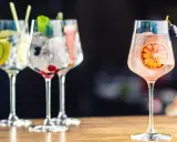 Orzeźwiające drinki z ginem: z cytrusami, jagodami i plasterkiem pomarańczy. Idealne na letnie wieczory.