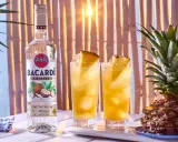 Orzeźwiające drinki z rumem Bacardi Coconut i ananasem. Idealne na tropikalne popołudnie.