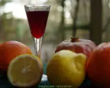 Szklanka z czerwonym napojem, obok pomarańcze, cytryna i granat. Czy to grenadyna? Hajduczek naturalnie.