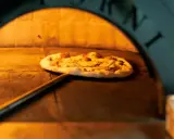 Pizza prosto z pieca, gorąca i pachnąca. Czy to fast food? Zależy od tego, jak szybko ją zjesz!