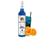 Syrop Blue Curacao Victoria's, idealny do drinków. W szklance niebieski koktajl z lodem i słomką, obok pomarańcze.