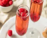 Orzeźwiający aperol z szampanem i malinami w kieliszkach. Idealny na letnie popołudnie.