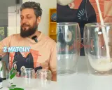Jak zrobic matche? Mężczyzna pokazuje składniki do przygotowania napoju matcha, a potem wlewa mleko do szklanki.