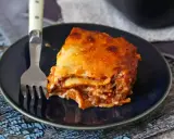 Pyszna lazania z mięsem i sosem pomidorowym, idealna na obiad. Ten przepis na lazanię zachwyci każdego!