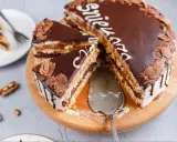Pyszne snickers ciasto z czekoladą i orzeszkami, pokrojone na kawałki, gotowe do podania.