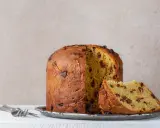 Panettone z rodzynkami, gotowy do podania. Ten puszysty włoski deser, idealny na święta, zachwyca swoim oryginalnym przepisem.