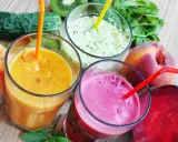 Orzeźwiający drink z likierem brzoskwiniowym, obok kiwi, buraka i brzoskwini.