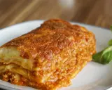 Pyszna, domowa lasagne z chrupiącą, zapieczoną górką. Idealna na obiad, gdy szukasz sprawdzonego lasagne przepis.