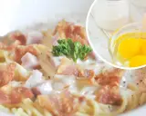 Pyszne spaghetti carbonara z boczkiem i jajkami. Pytanie brzmi: jaka śmietana do carbonara?