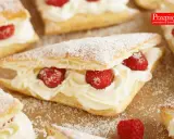 Pyszne ciastka z ciasta francuskiego z bitą śmietaną i malinami. Idealny pomysł na to, co można zrobić z malin, gdy są świeże.