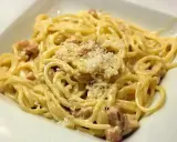 Pyszna carbonara z boczkiem i parmezanem, idealna na szybki obiad. Ten przepis na carbonarę ze śmietaną jest prosty i szybki.