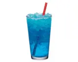 Orzeźwiający drink z blue curacao i sprite, wypełniony lodem, z czerwoną słomką.