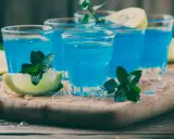 Błękitne shoty z cytryną i miętą. Idealne na letnie przyjęcie, gdy szukasz przepisu na blue curacao.