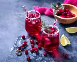 Orzeźwiający drink bezalkoholowy z grenadiną, lodem i żurawiną, udekorowany rozmarynem. Idealny na letnie popołudnie.