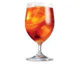 Orzeźwiający drink z Martini Rosso, lodem i plasterkami pomarańczy. Idealny na letnie popołudnie.